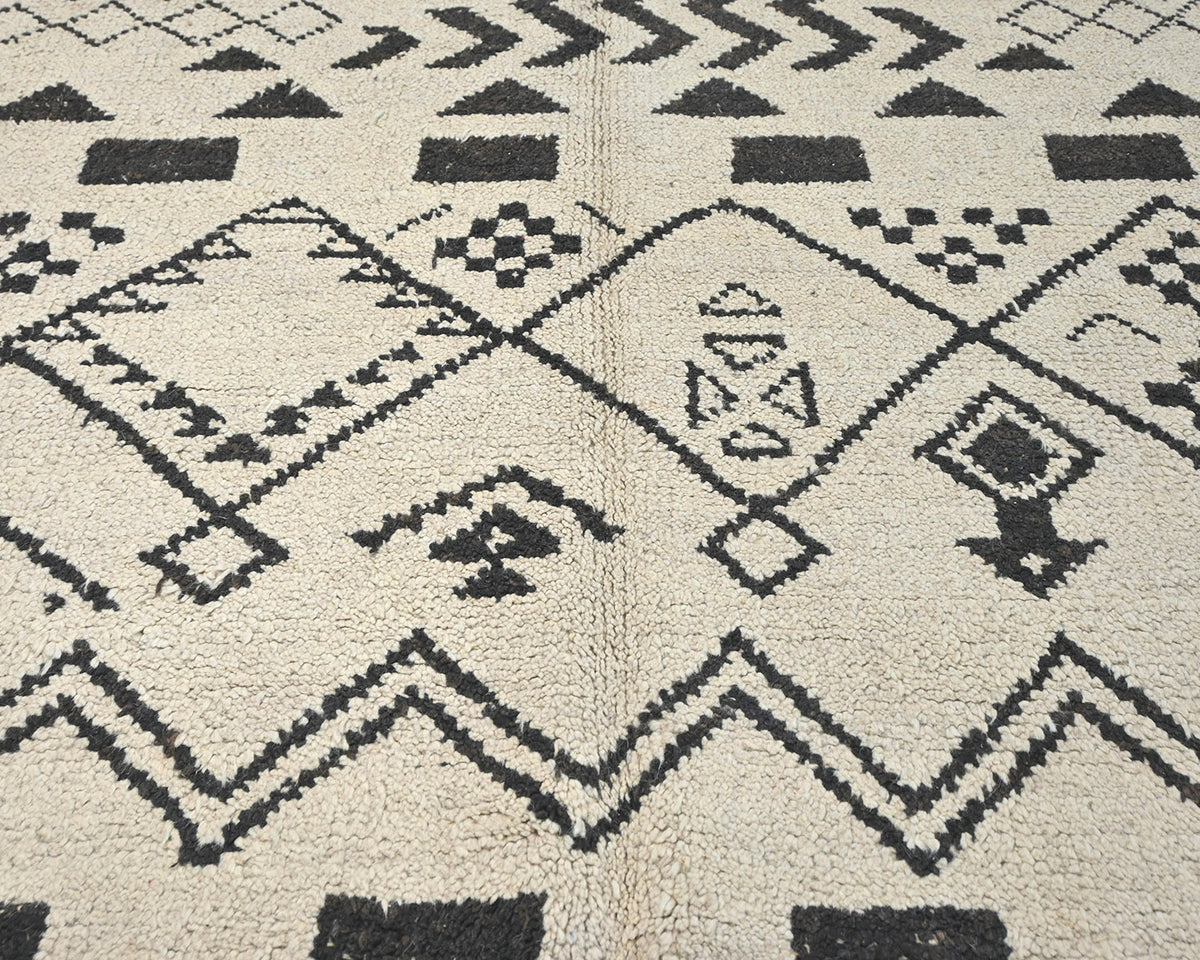 Alfombra marroquí de lana tejida a mano en beige de 7 x 11 pulgadas