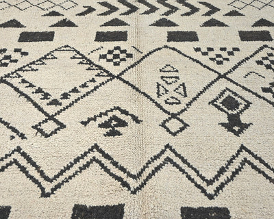 Alfombra marroquí de lana tejida a mano en beige de 7 x 11 pulgadas