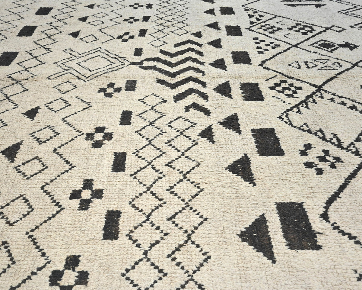 Alfombra marroquí de lana tejida a mano en beige de 7 x 11 pulgadas