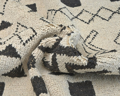 Alfombra marroquí de lana tejida a mano en beige de 7 x 11 pulgadas