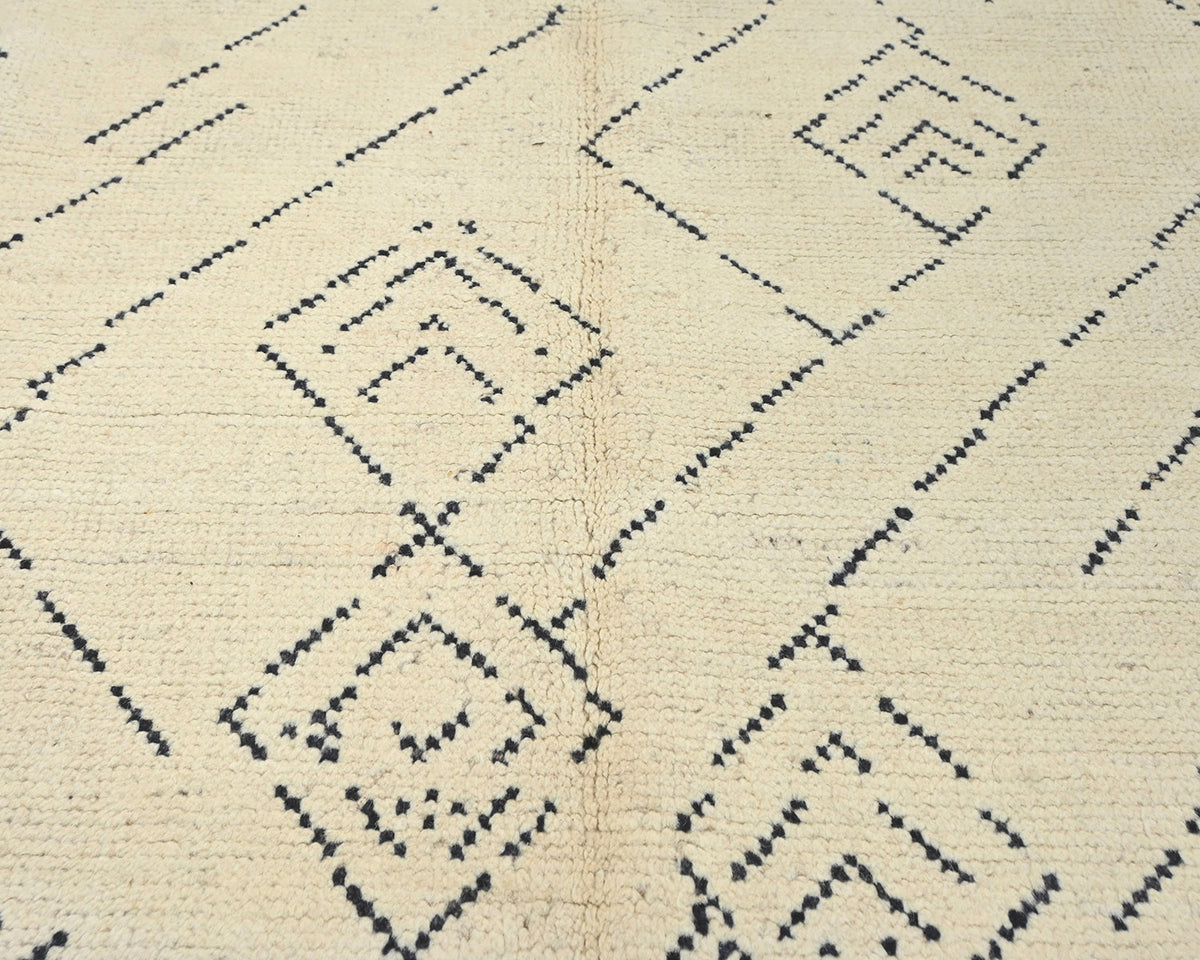 Alfombra marroquí de lana tejida a mano en beige de 7 x 11 pulgadas