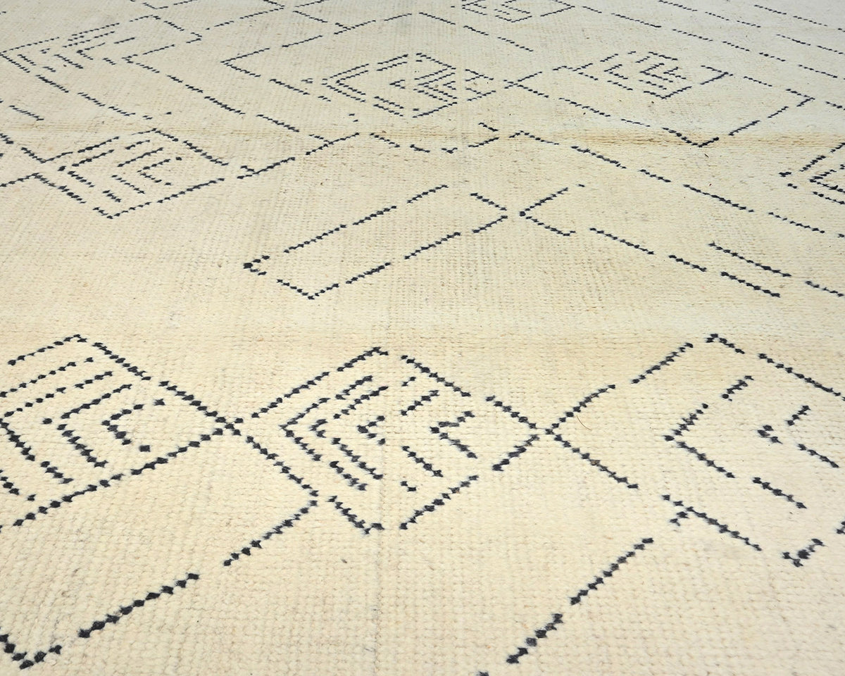 Alfombra marroquí de lana tejida a mano en beige de 7 x 11 pulgadas