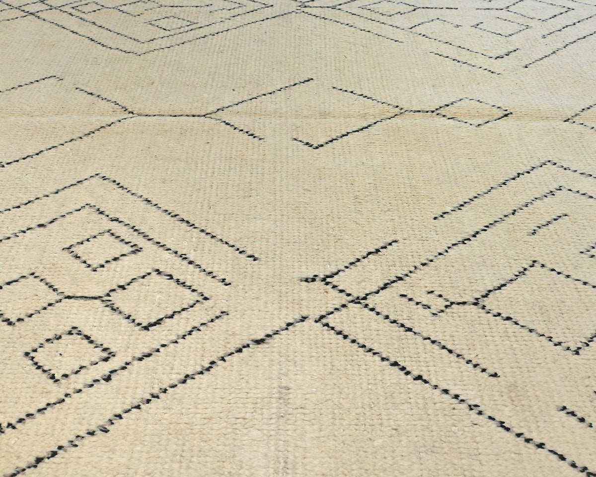 Alfombra marroquí de lana tejida a mano en beige de 7 x 11 pulgadas